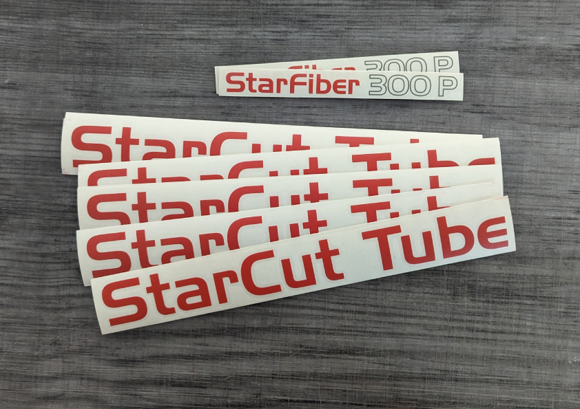 Plott-Aufkleber mit dem Logo der Firma Coherent auf einer Lasermaschine, präzise gefertigt von c&w - das Werbezentrum.