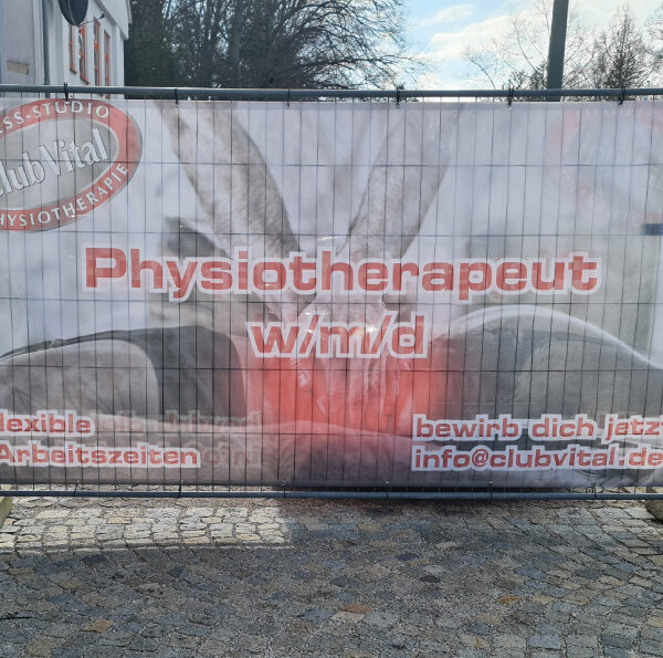 Bauzaunbanner für Fitnessstudio Club Vital, entworfen und gefertigt von c&w - das Werbezentrum in 82538 Geretsried. Der Banner zeigt das Logo und die Werbebotschaft von Club Vital.