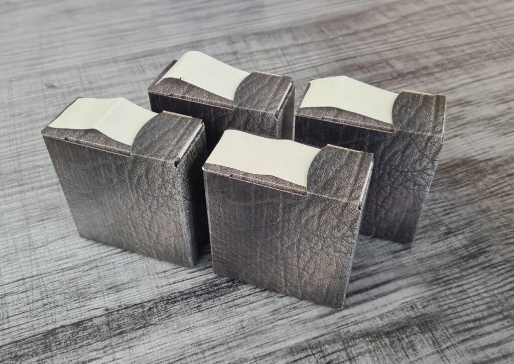 Eine Auswahl an individuell bedruckten Etiketten auf Rollen in verschiedenen Formen und Materialien, professionell hergestellt von c&w - das Werbezentrum.