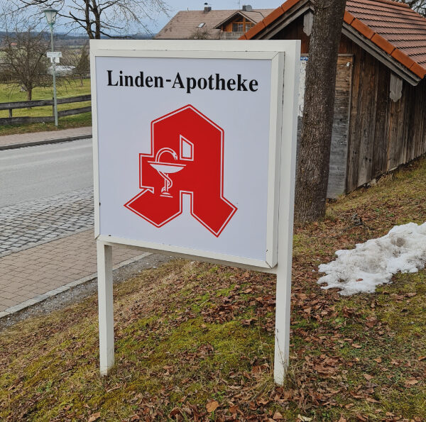 Vielfältige, individuell gestaltete Schildersysteme von c&w - das Werbezentrum in Geretsried, die verschiedene Formen, Größen und Beleuchtungsoptionen zeigen.