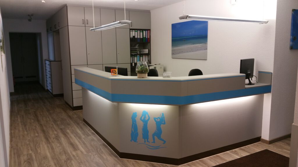 Modern folierte Empfangstheke in einer Arztpraxis in Geretsried, von braun auf grau umgestaltet durch c&w - das Werbezentrum.