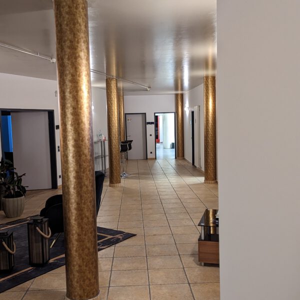 Hochwertige Möbelfolie in Marmor-Optik auf einer Kommode, professionell appliziert von c&w - das Werbezentrum aus Geretsried.