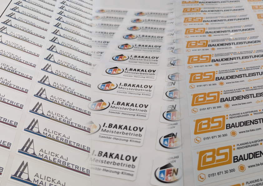 Eine vielfältige Auswahl an hochwertigen Plott-Aufklebern und farbintensiven Digitaldruck-Aufklebern, hergestellt von c&w - das Werbezentrum in Geretsried.