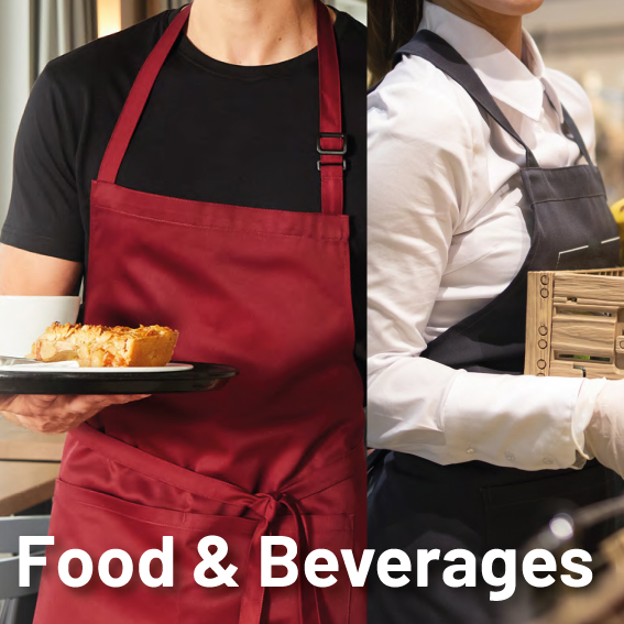 Team von Köchen und Servicekräften in professioneller, mit Logo bestickter Berufsbekleidung von c&w - das Werbezentrum Geretsried für Gastronomie und Hotellerie.