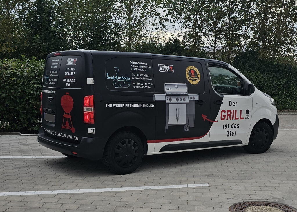 Auffällige Kfz-Beschriftung für die Seifl in Solln GbR mit einer Kombination aus Digitaldruck-Bildern und Folienplott-Schriftzügen, erstellt von c&w - das Werbezentrum in Geretsried.